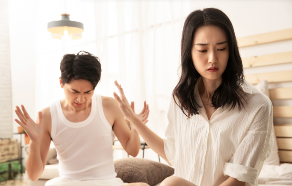 三亚出轨调查取证：男人出轨后主动提离婚？别天真了，他可能在下一盘更大的棋！